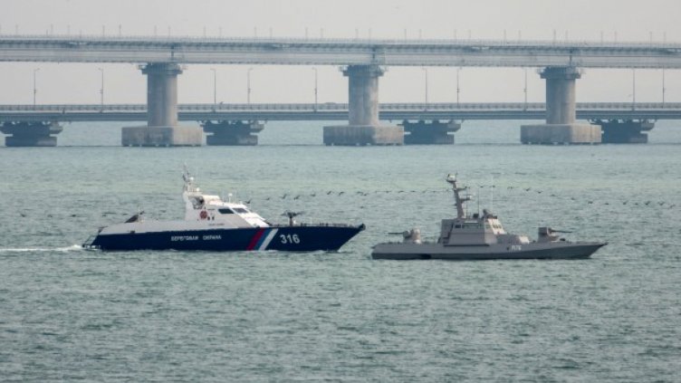 Русия върна на Украйна трите катера от Керченския проток  