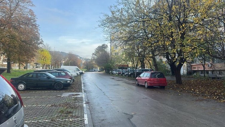 Различна гледна точка за Зелената зона в кв. "Чайка": Празни паркоместа - кеф голям!