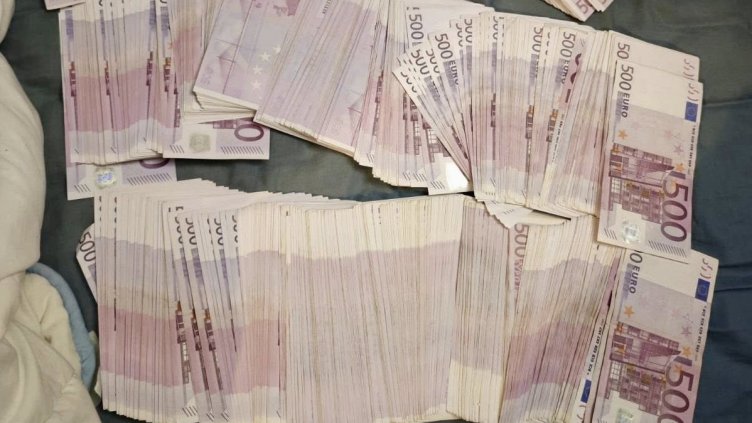 Удар: Заловиха четирима, заподозрени в престъпен сговор за 600 000 евро (СНИМКИ)