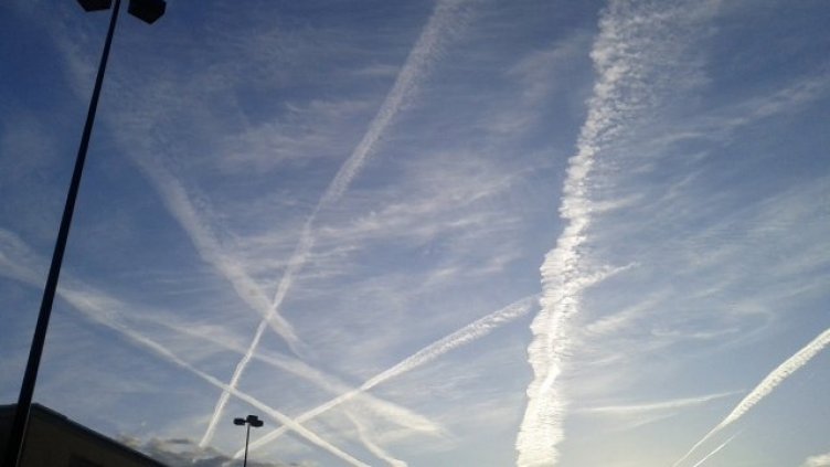 Следите, които самолетите оставят по небето. Съществува ли кемтрейлс?