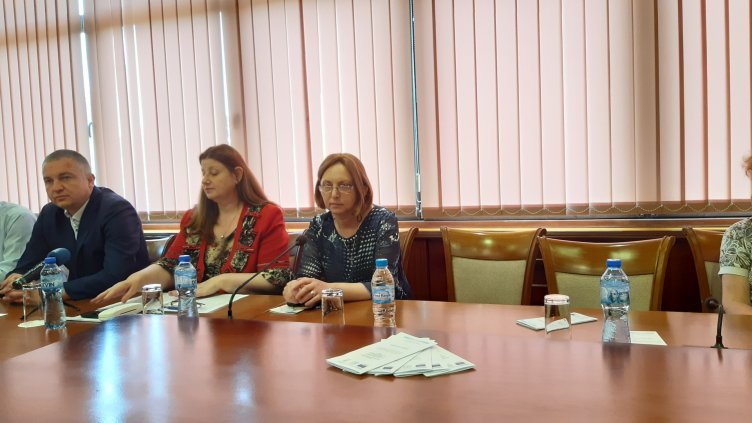 Основната цел на програмата е подобряване качеството на живот и превенция на социалната изолация на възрастни хора над 65 г., каза кметът Иван Портних. 