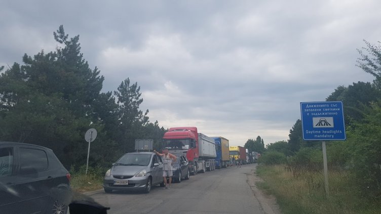 Граничните пунктове Кардам и Видин претоварени с камиони