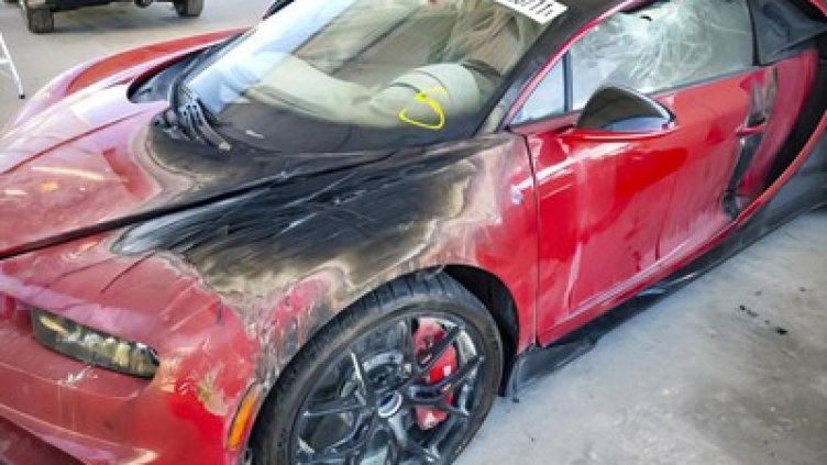 Червено Bugatti, не за $3, а за едва 345 хил., но с уговорката: Изгоряло е!?