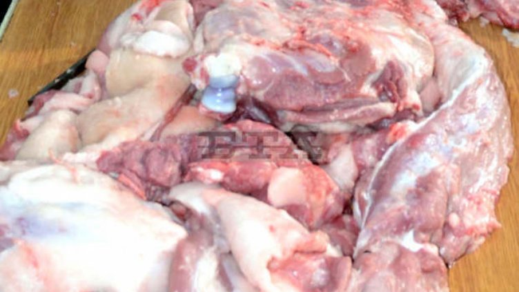 Нерегламентирана кланица е разкрита в частен дом