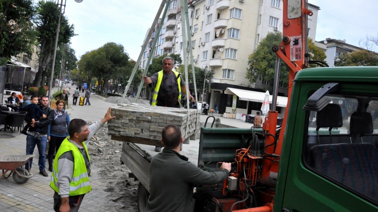 Подменят подземните комуникации по ларгото