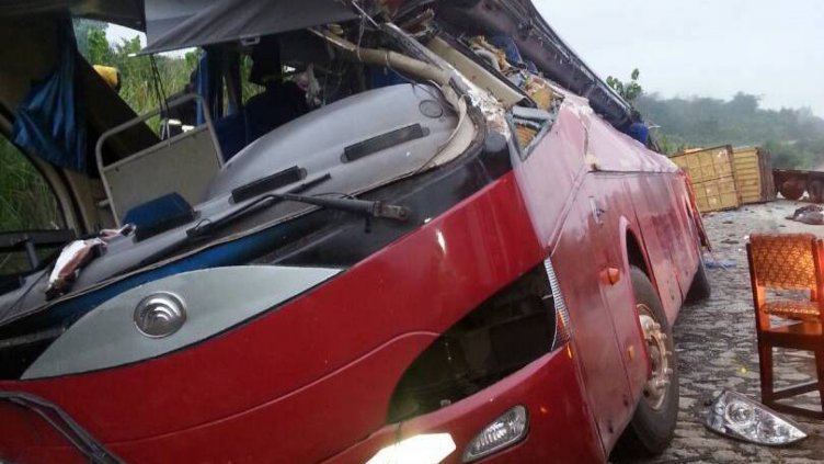 Над 70 загинали при сблъсък на два автобуса в Гана  