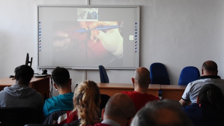 Операцията се излъчваше в реално време на монитор посредством видеовръзка в лекционните зали на МБАЛ „Света Анна“. Снимки Пламен Гутинов