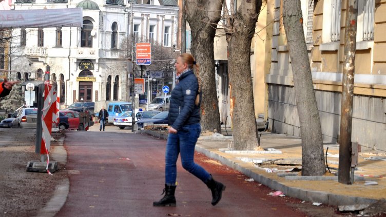 Велоалея с червен асфалт ще свързва центъра с басейна