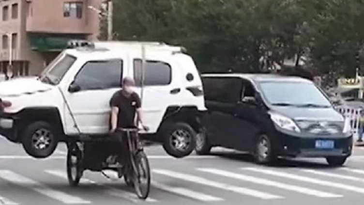 Иновация, но не е малцинствена! Колело помъкна кола в Китай ВИДЕО