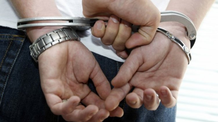 Шеф на бар преби сервитьорка, оплакала се от него в НАП