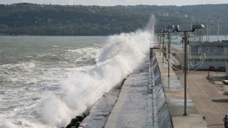 Пристанището затвори заради вятъра