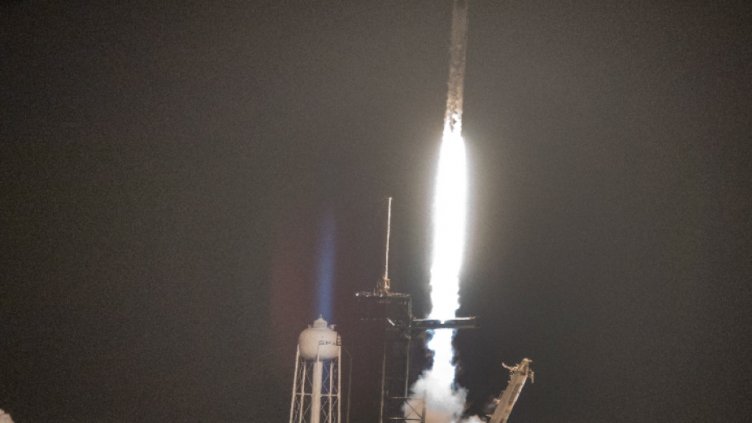 Двама мъже и две жени излетяха в космоса с капсулата “Ризилиънс”