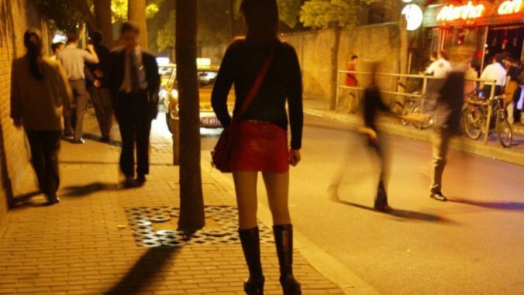 Превръщат бедни отличнички в проститутки