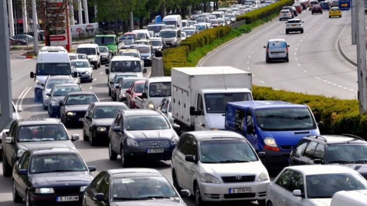 Километрична колона на "Хемус" преди тунел "Витиня"