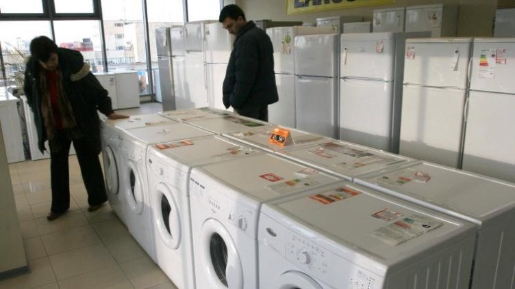 Любовни промоции: Перални, сушилни, ютии за любимата. Опашки!