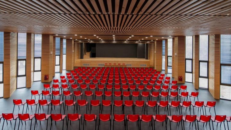 I ЕГ във Варна се сдоби със супермодерна зала