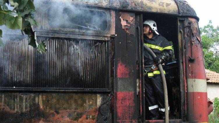 Локомотив на влак лумна в пламъци в Монтанско
