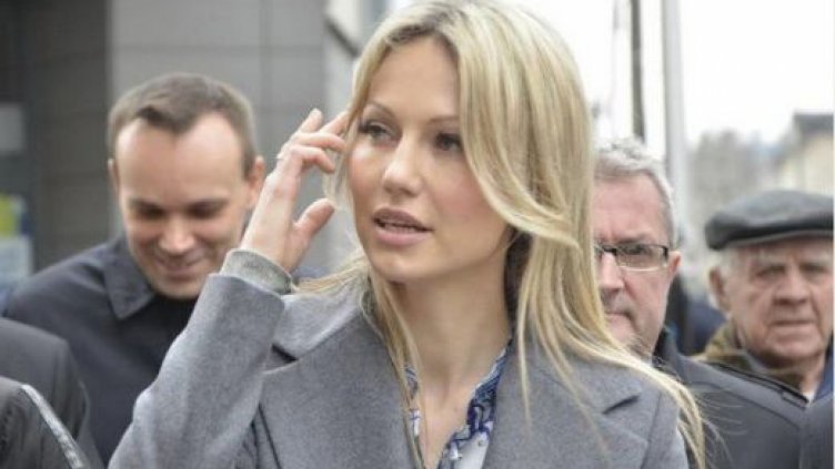 Красива блондинка напира за президент на Полша