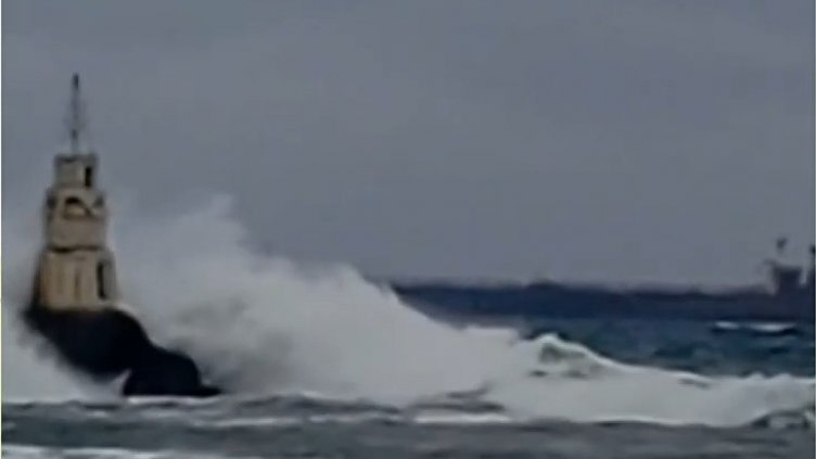 Евакуацията невъзможна! Лошото време държи в капан екипажа на танкера, заседнал край Ахтопол