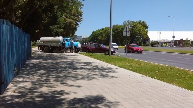 Автомобил и водоноска се блъснаха до Военноморското училище