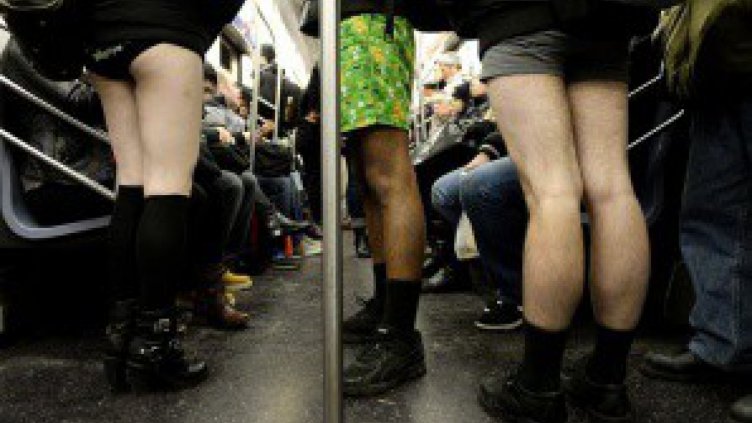 Хиляди събуха панталоните в нюйоркското метро