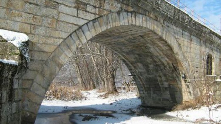 Мъж загина след падане от двуметров мост