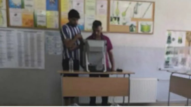 Председател на СИК помагал на избиратели да гласуват?