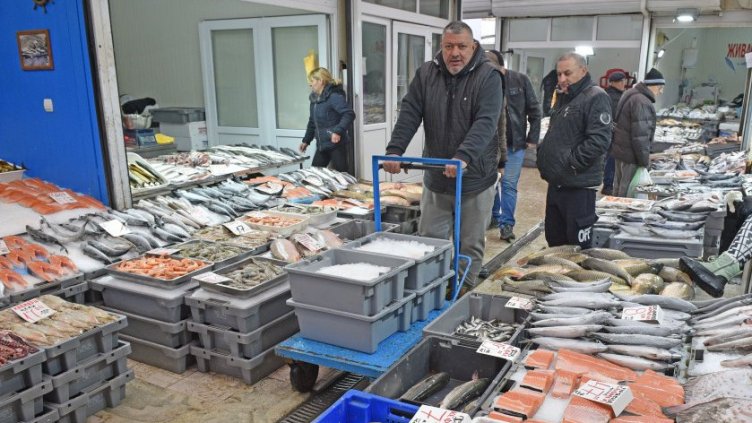 Сладководна и гръцка риба за Никулден  на борсата във Варна