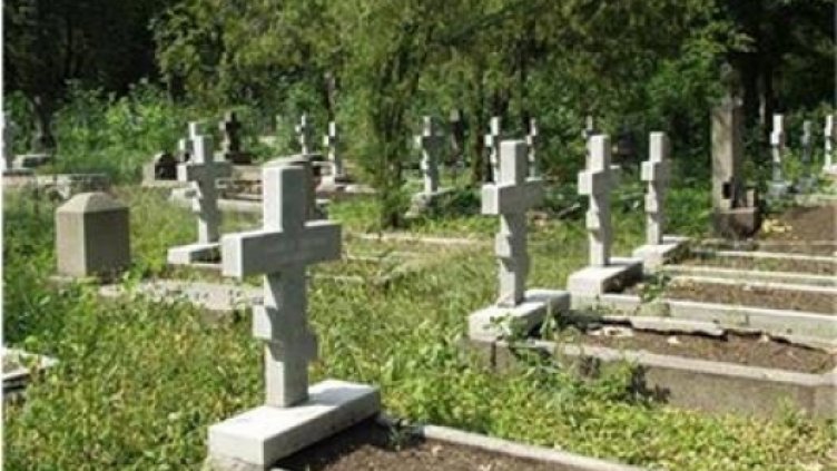 Непълнолетен потроши 3 надгробни плочи във варненско село