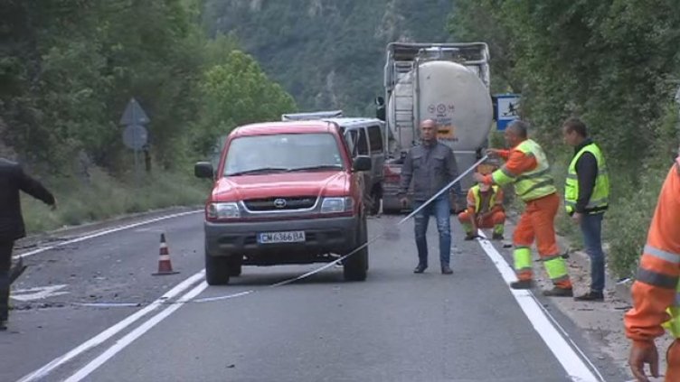Автомеле с цистерна, микробус и две коли в Кресненското дефиле