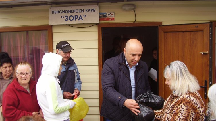 Кметът на район Вл.Варненчик зарадва социално слаби хора (СНИМКИ)