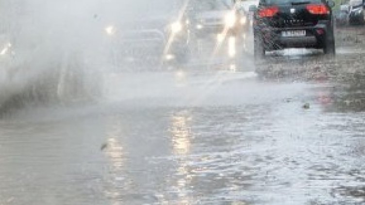 Два общински екипа работят по отводняване на помещения след пороя