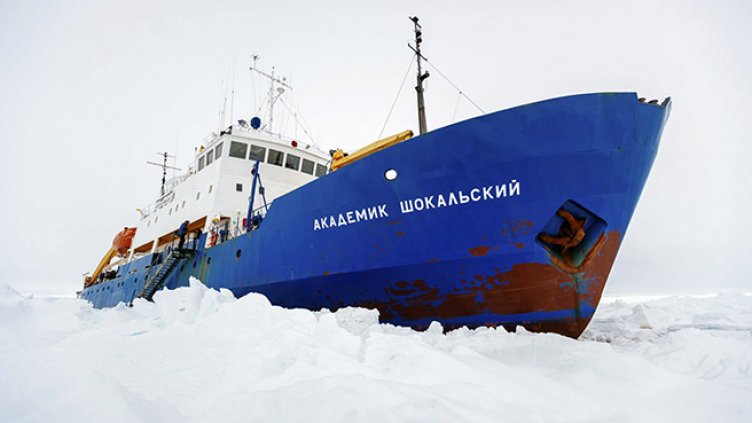 Започна евакуирането от заседналия в Антарктика кораб