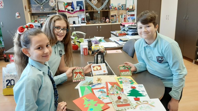 Варненски ученици подаряват коледни картички на самотни възрастни хора