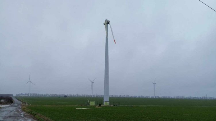 Вятърът изтръгна витло на ветрогенератор