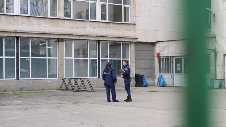 МОН прати психолози при съучениците на падналия от прозорец десетокласник