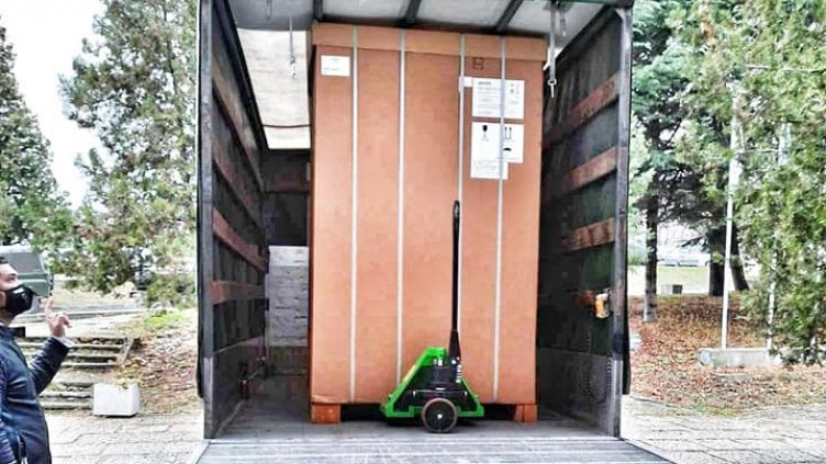 Пристигна първият фризер за ваксините във Варна