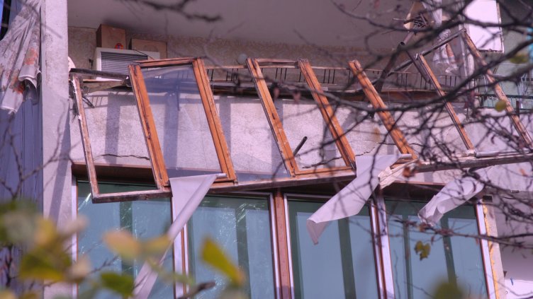 Остъкление на тераса бе отнесено от вятъра в кв."Чайка"