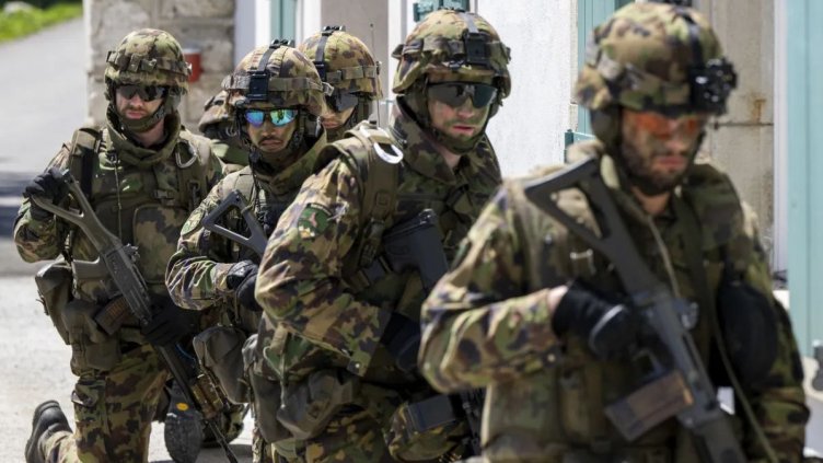 Швейцарците се чудят дали да пращат жени в казармата