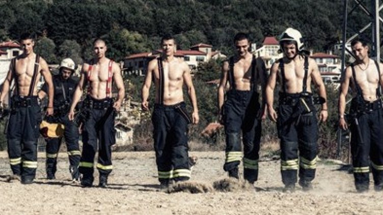 Близо 7000 лева събра еротичният календар на варненските пожарникари