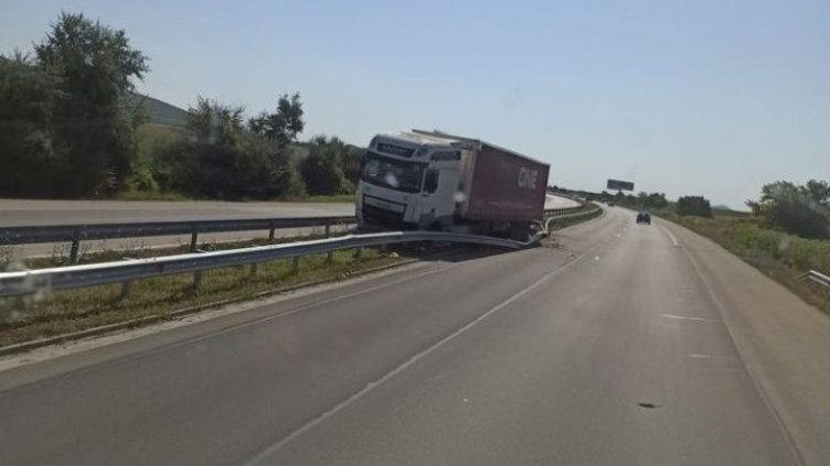 Катастрофа на АМ "Хемус": Камион се вряза в мантинелата край Невша