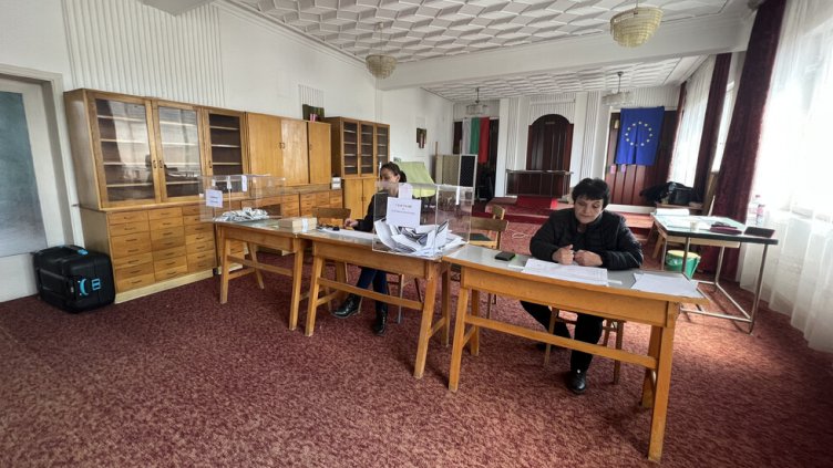 Член на СИК дойде пиян, изгониха го