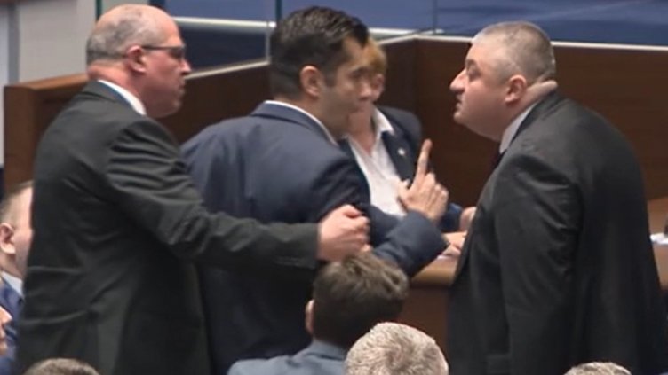 Скандал в парламента между Кирил Петков и Байрам Байрам