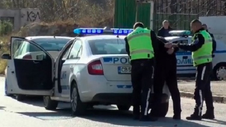 Автоджамбаз прегази полицай при гонка