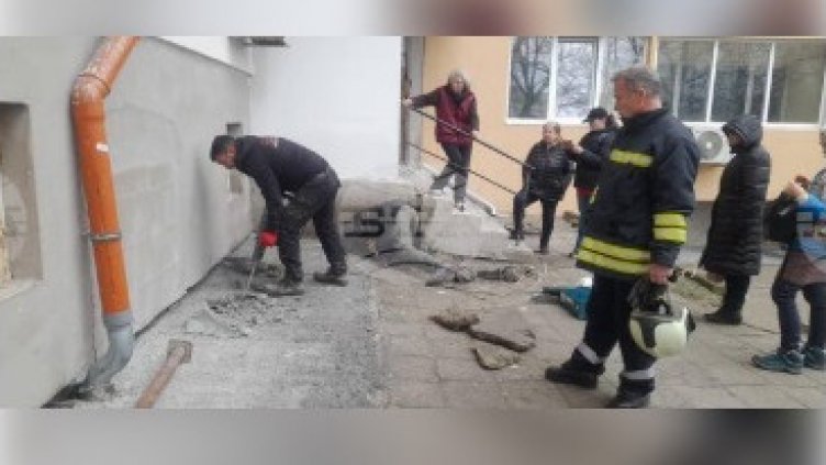 Спасиха коте, зазидано при саниране на блок в Бургас