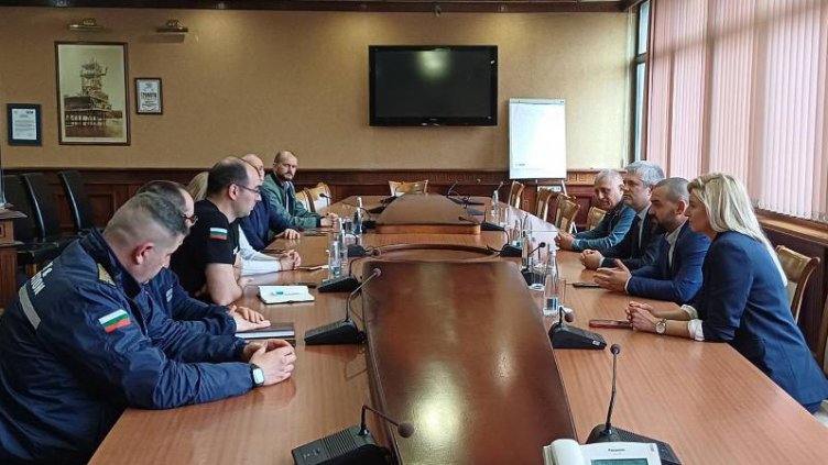 Снабдяват доброволците във Варна с нови лични предпазни средства