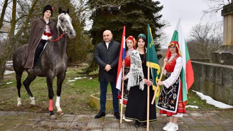 Браво! Учениците във Ветрино с атрактивна програма за 3 март (СНИМКИ)