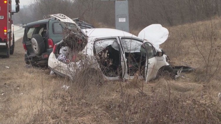 "Ауди" и служебна "Дачия" в пътно меле. Тежък удар, тапи и четирима в болница