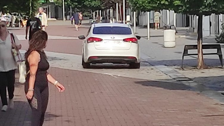 Украинец се разходи с колата по пешеходната зона на Варна (СНИМКИ)