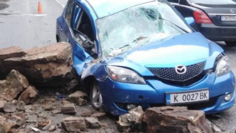 Скала падна върху кола с бременна жена